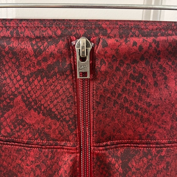 Nike Python Print Leggings in Burgundy/Black - Picture 7 of 8
